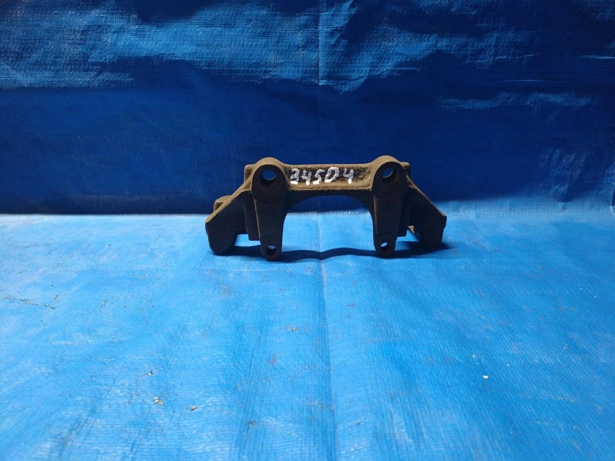 Скоба суппорта переднего Audi A6 C5 (1997—2001)