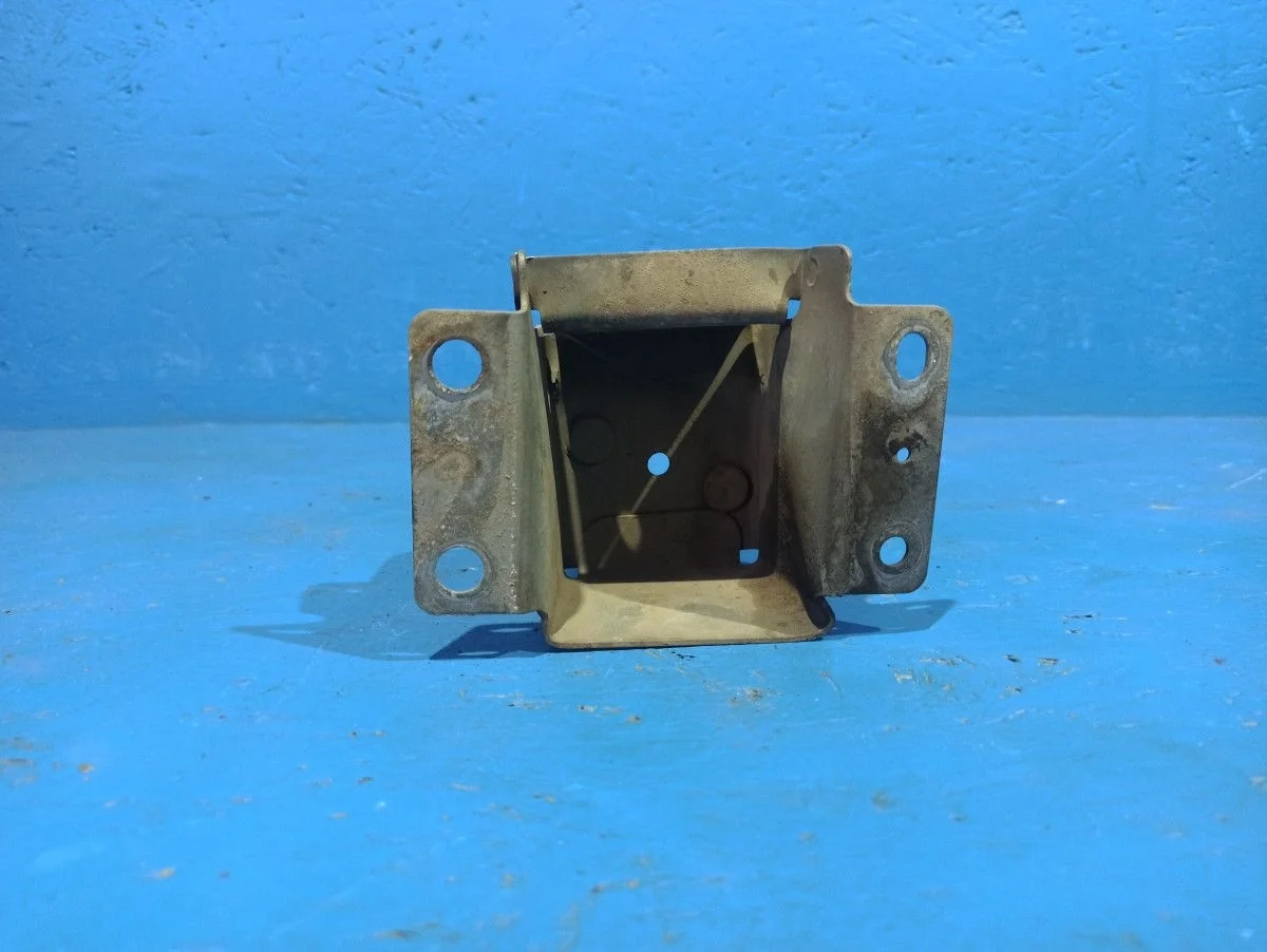 Кронштейн усилителя заднего бампера левый Nissan Almera Classic I (2006—2013)