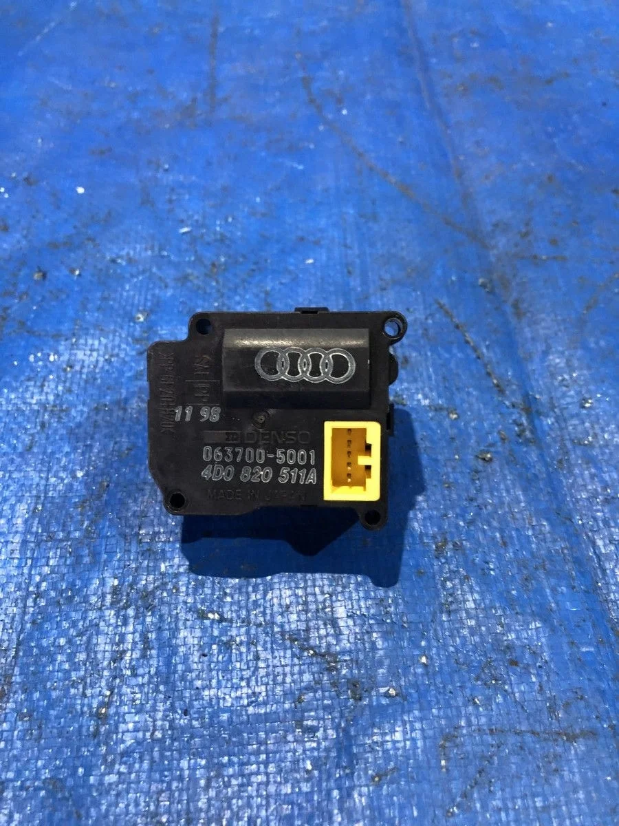 Электропривод заслонки отопителя Audi A8 D2 рестайлинг (1999—2002)