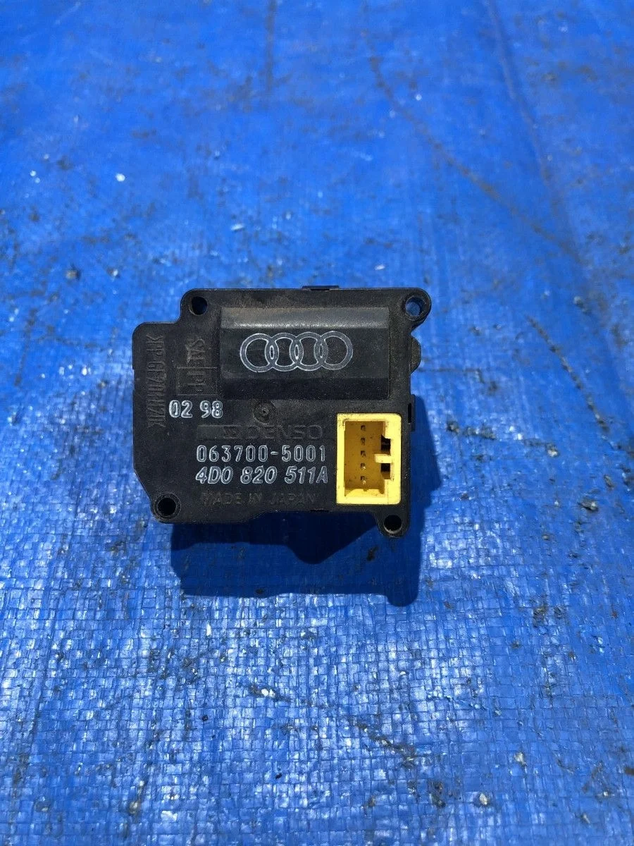 Электропривод заслонки отопителя Audi A8 D2 рестайлинг (1999—2002)