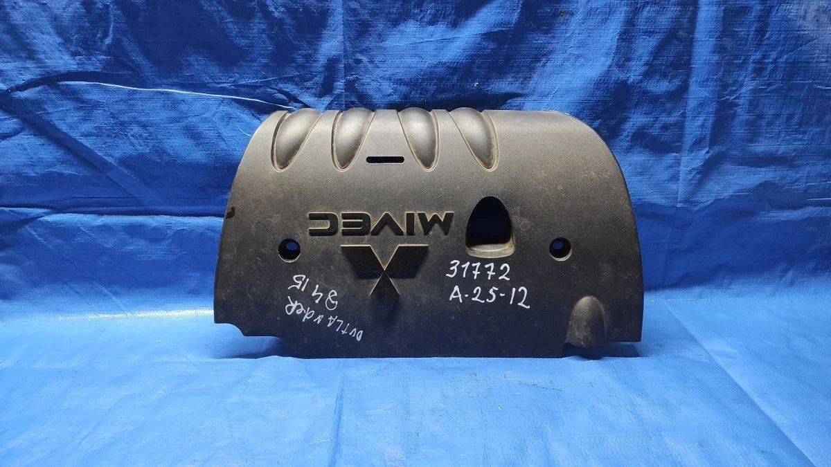 Накладка декоративная (на двс) Mitsubishi Outlander III рестайлинг 3 (2018—2025)