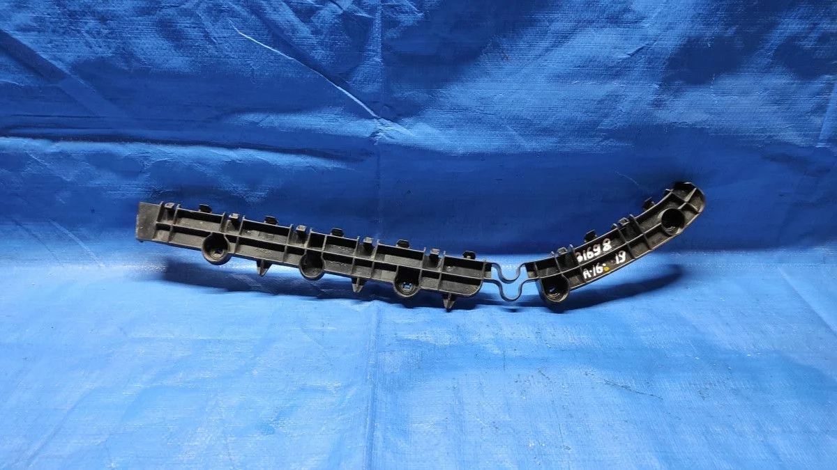 Кронштейн крепления заднего бампера левый Mitsubishi Outlander III рестайлинг 3 (2018—2025)