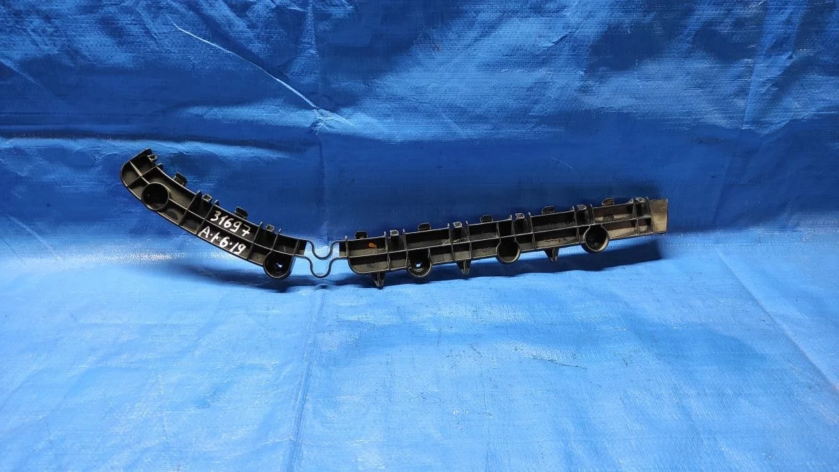 Кронштейн крепления заднего бампера правый Mitsubishi Outlander III рестайлинг 3 (2018—2025)