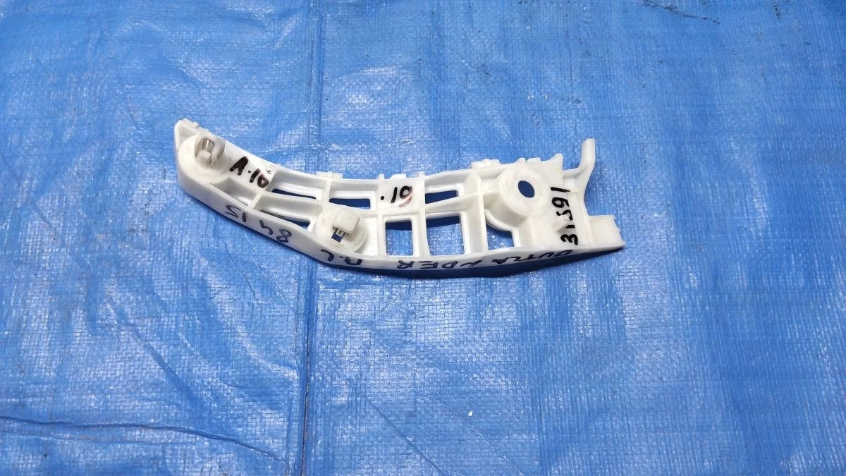 Кронштейн переднего бампера левый Mitsubishi Outlander III рестайлинг 3 (2018—2025)