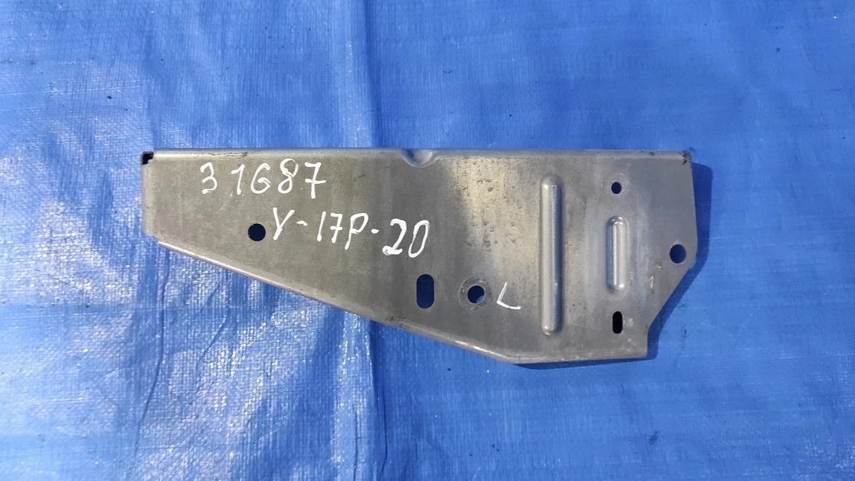 Кронштейн усилителя переднего бампера левый Mitsubishi Outlander III рестайлинг 3 (2018—2025)