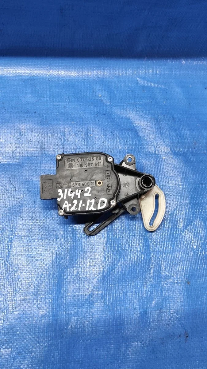 Электропривод заслонки отопителя Volkswagen Passat B5 (1996—2001)