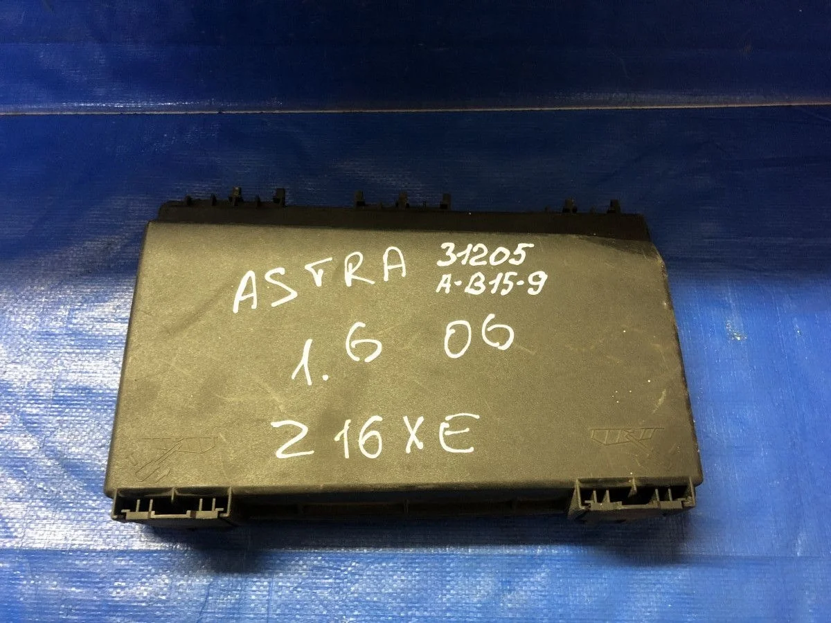 Крышка блока предохранителей Opel Zafira B (2005—2008)