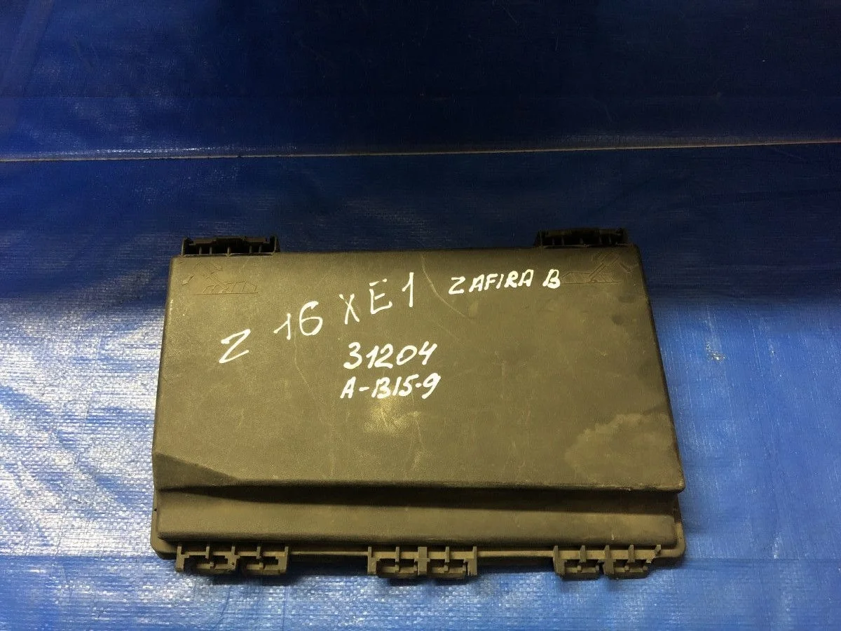 Крышка блока предохранителей Opel Zafira B (2005—2008)