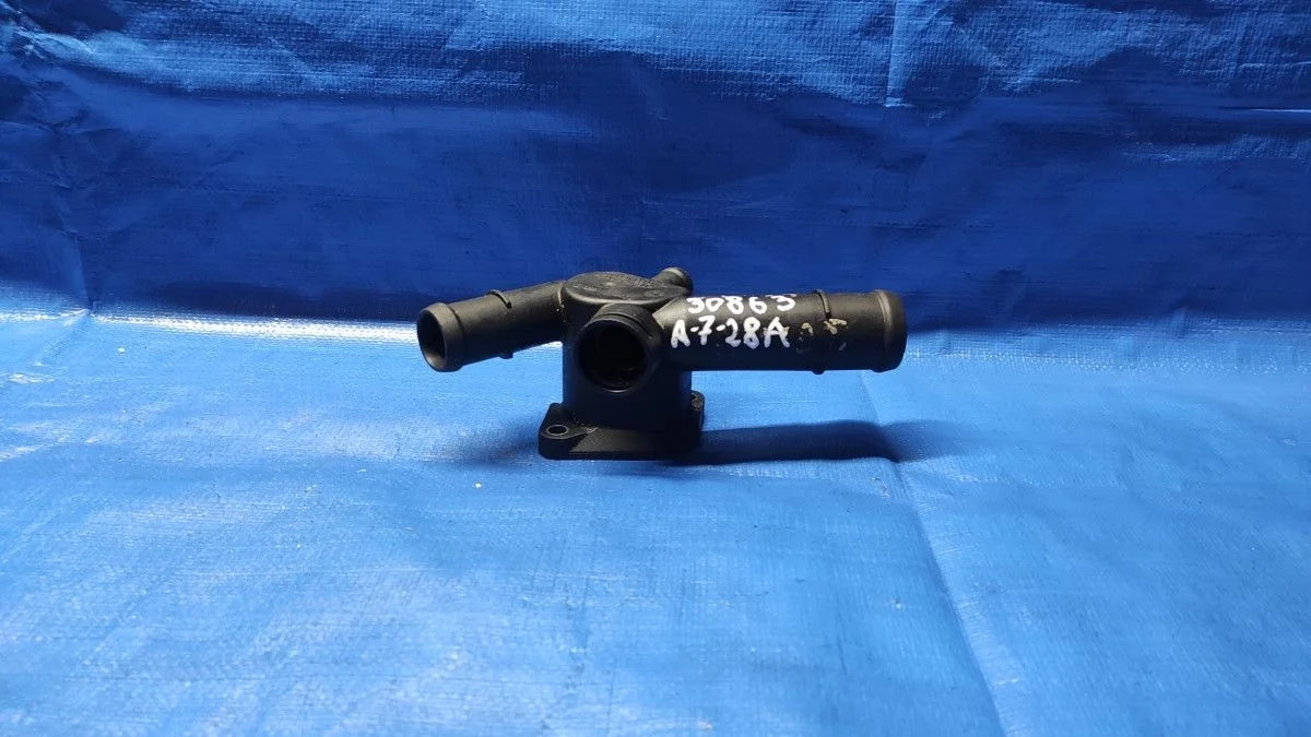 Фланец системы охлаждения Volkswagen Bora A4 (1998—2005)