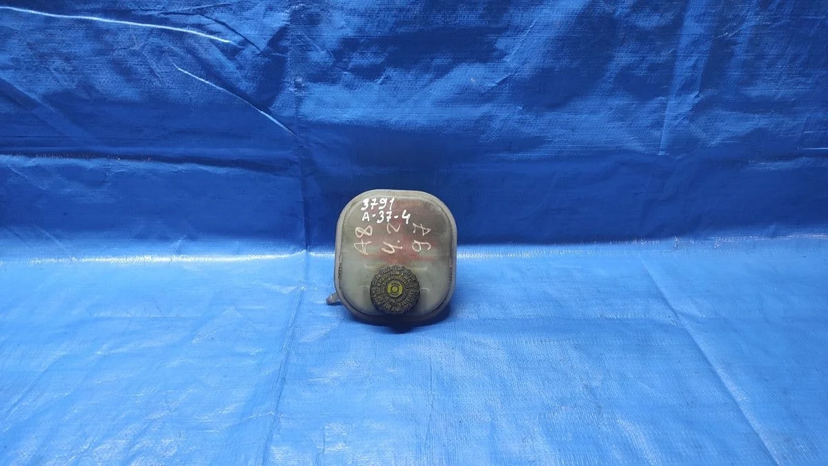 Бачок главного тормозного цилиндра Audi A8 D2 (1994—1999)