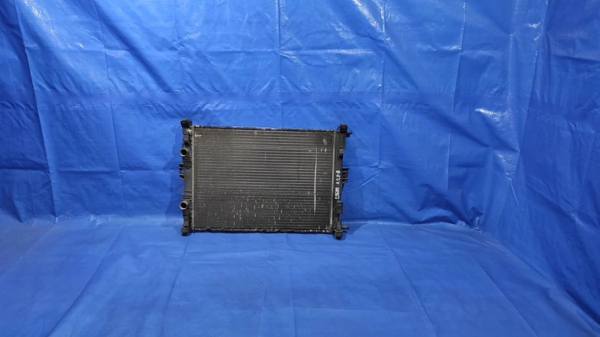 Радиатор охлаждения двигателя Renault Scenic II (2003—2006)