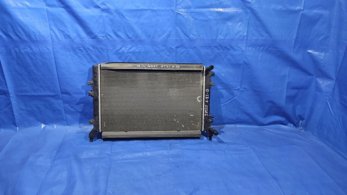 Радиатор охлаждения двигателя Volkswagen Passat B6 (2005—2010)