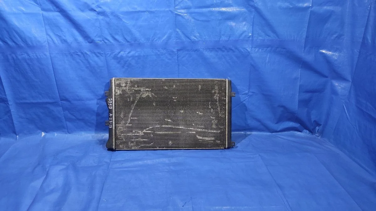 Радиатор охлаждения двигателя Volkswagen Touran I (2003—2006)