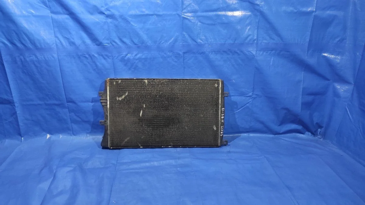 Радиатор охлаждения двигателя Skoda Octavia II (2004—2009)