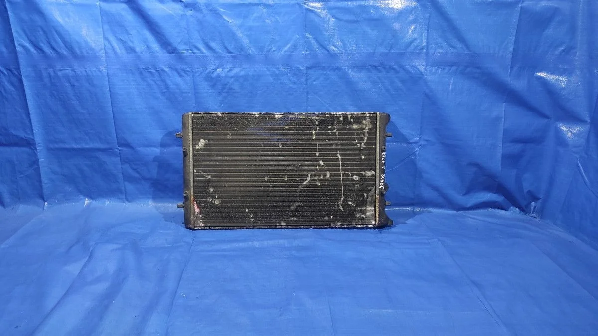 Радиатор охлаждения двигателя Volkswagen Golf Mk4 (1997—2006)