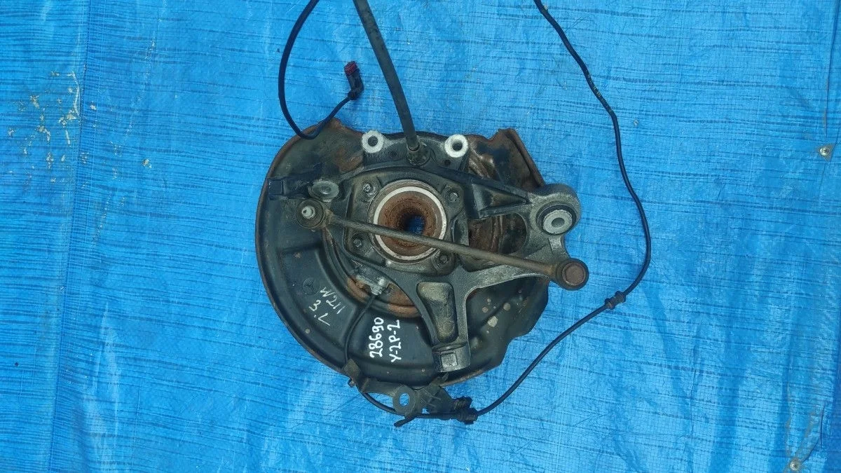 Кулак задний левый ( цапфа) Mercedes-Benz E-класс W211/S211 (2002—2006)