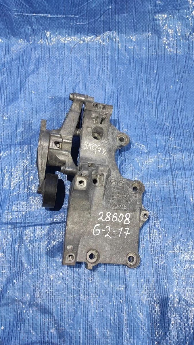 Кронштейн генератора Volkswagen Touran I (2003—2006)