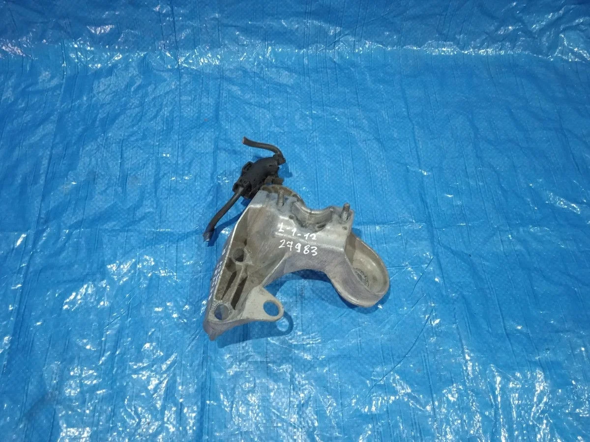 Кронштейн опоры двигателя Volkswagen Passat B5 рестайлинг (2000—2005)