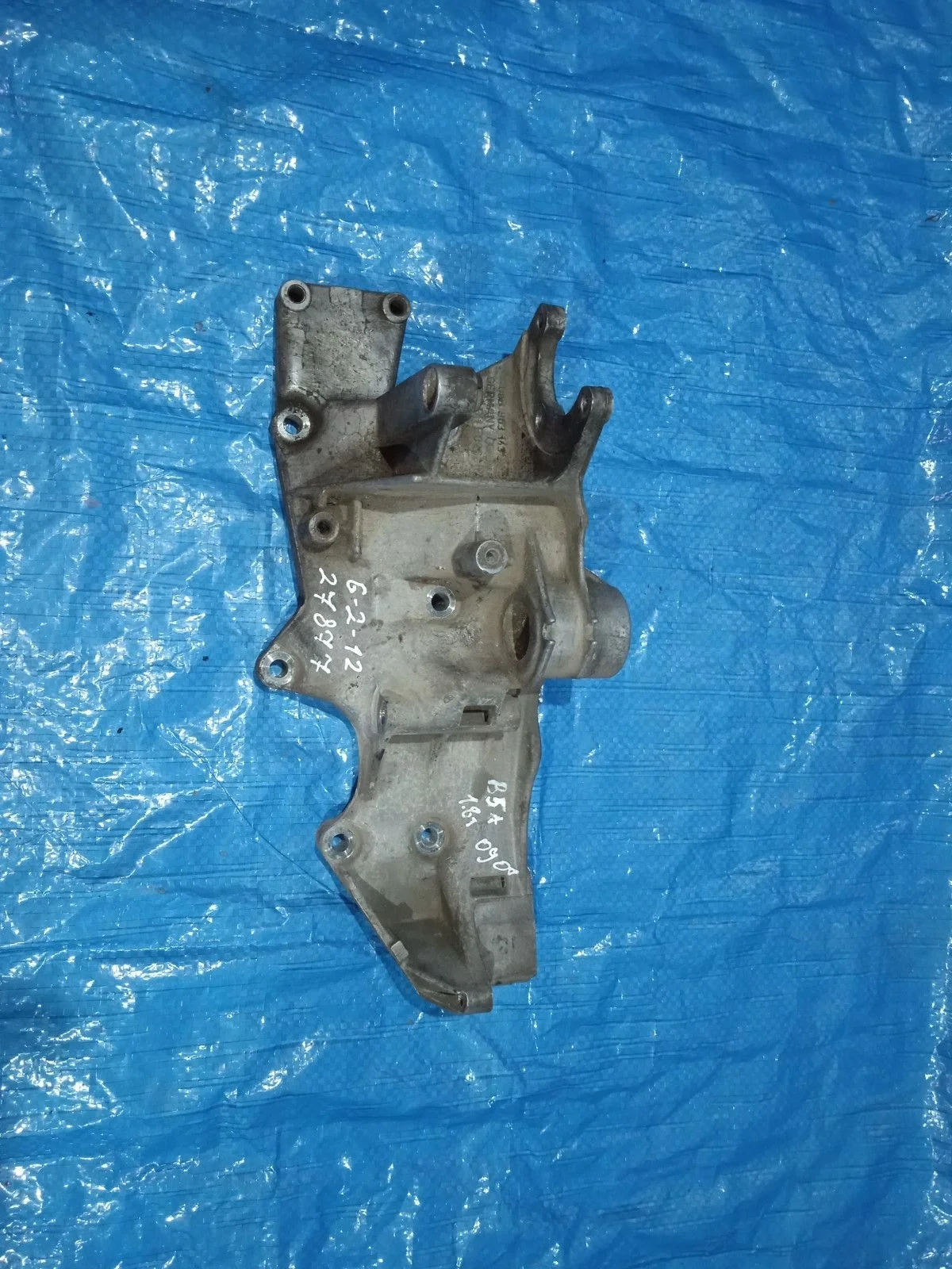 Кронштейн насоса ГУР Audi A4 B6 (2000—2006)