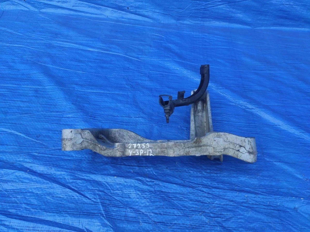 Кронштейн рычага подвески левый Skoda Octavia II (2004—2009)