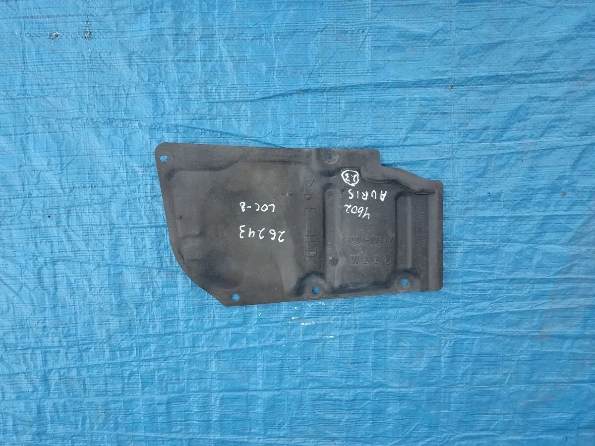 Пыльник моторного отсека правый Toyota Auris E150 (2006—2010)