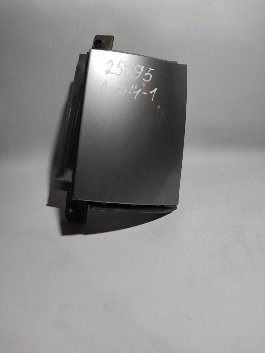 Накладка (планка) под задний правый фонарь Nissan Note E11 (2005—2009)