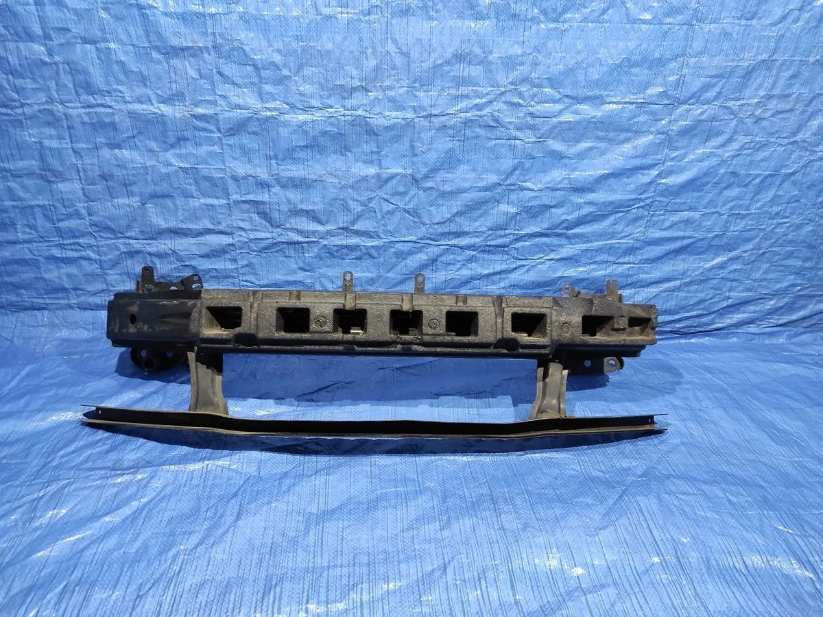 Усилитель переднего бампера Volkswagen Passat B6 (2005—2010)