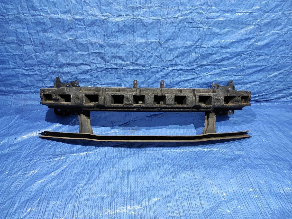 Усилитель переднего бампера Volkswagen Passat B6 (2005—2010)