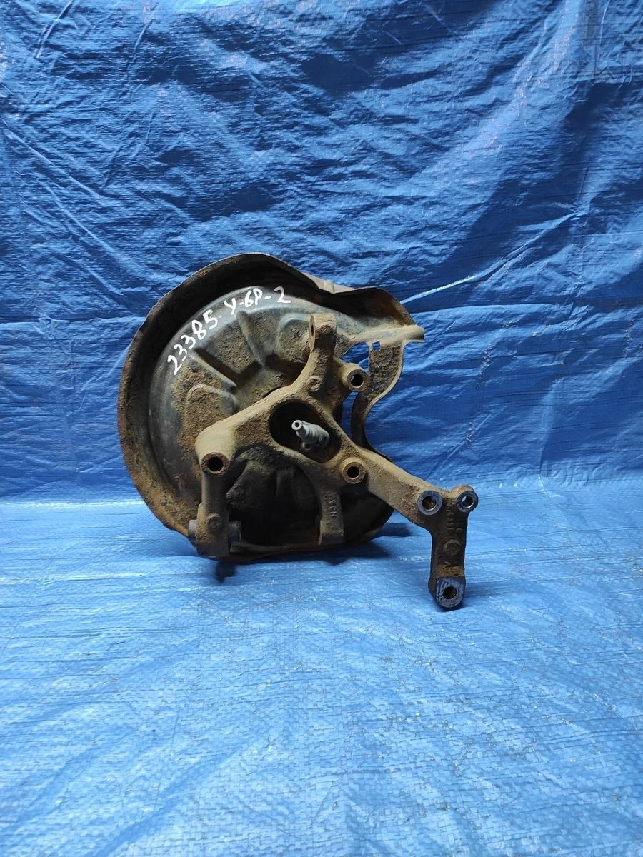 Кулак задний левый ( цапфа) Skoda Octavia II (2004—2009)