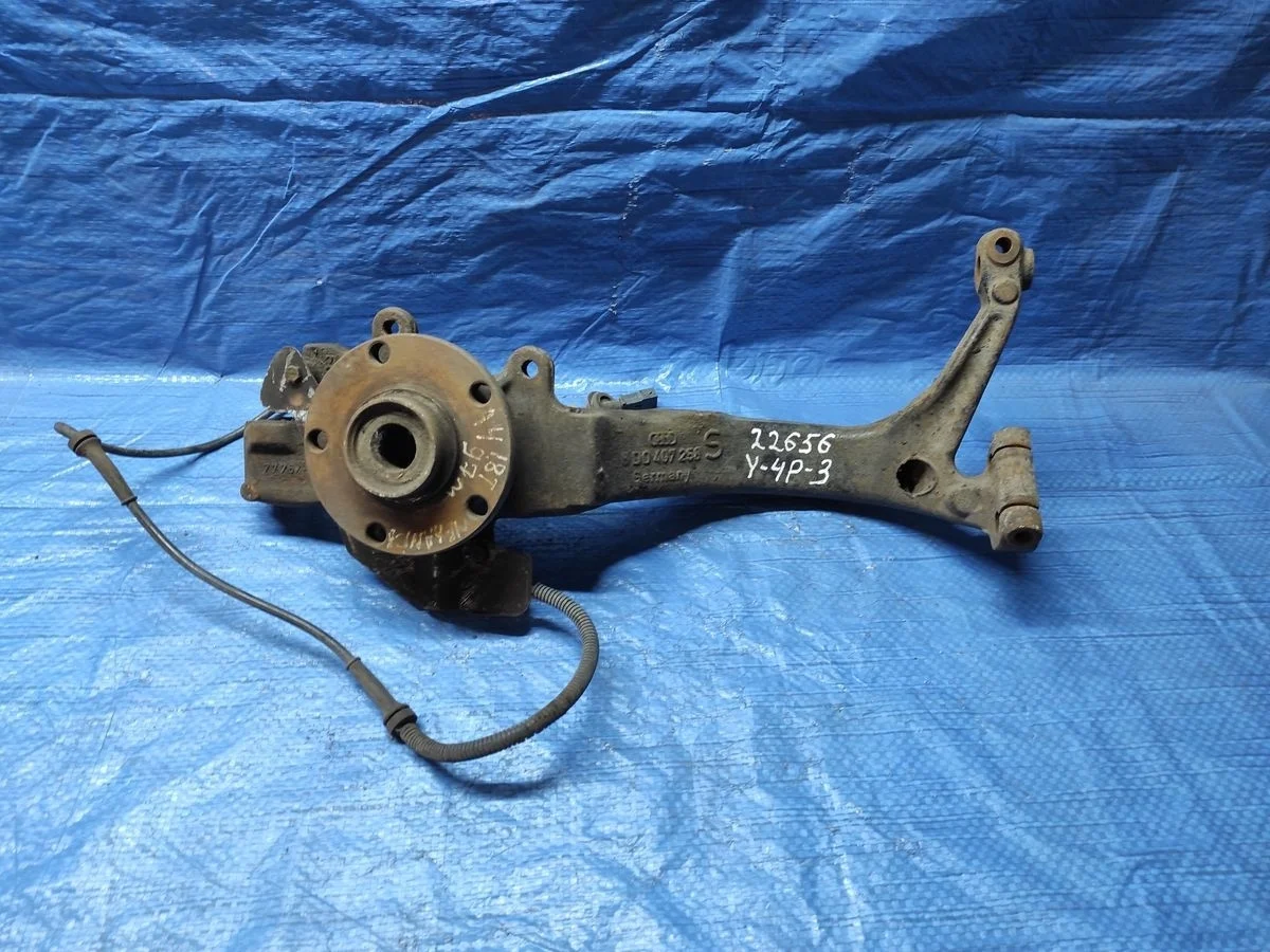 Кулак поворотный правый Audi A6 C5 (1997—2001)