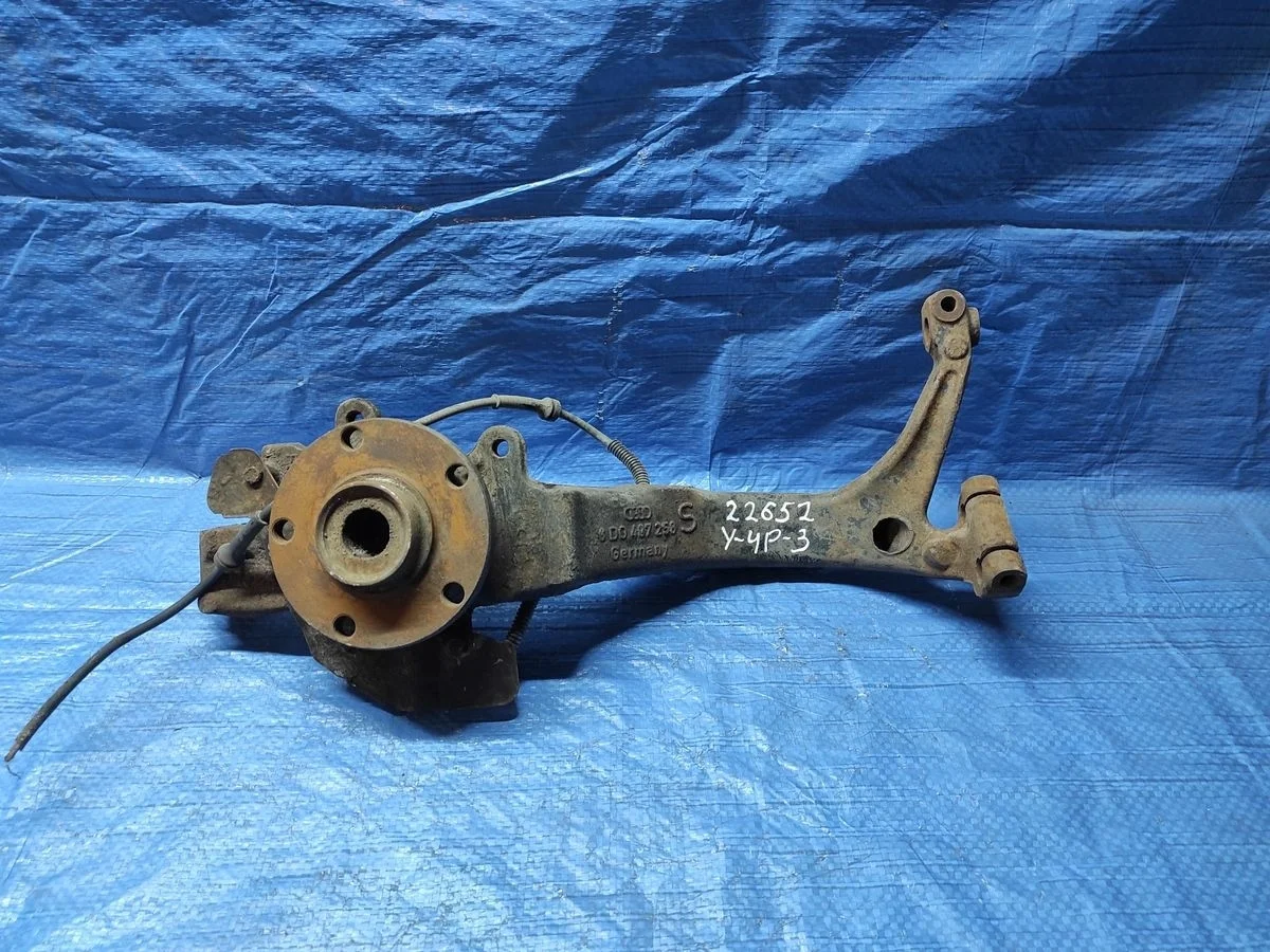 Кулак поворотный правый Audi A6 C5 (1997—2001)