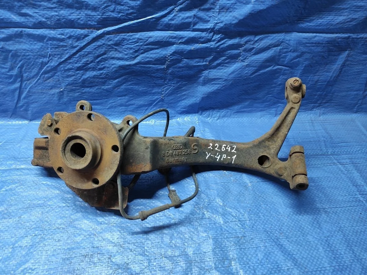 Кулак поворотный правый Audi A6 C5 (1997—2001)