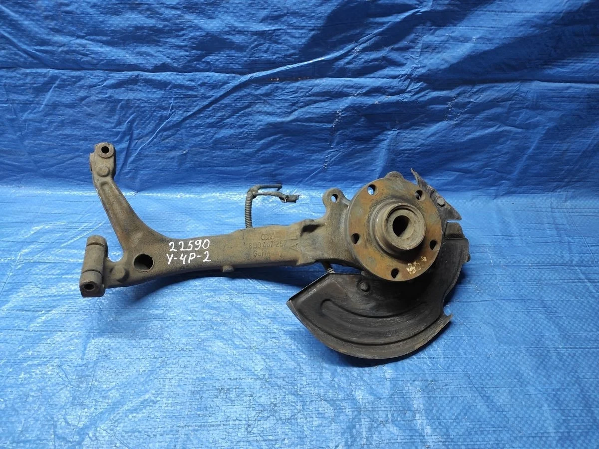 Кулак поворотный левый Audi A6 C5 (1997—2001)