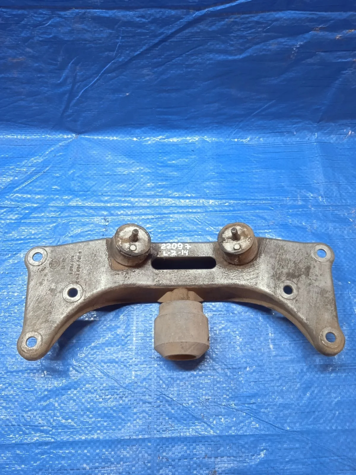 Кронштейн кпп задний (траверса) BMW 7 серия E38 (1994—1998)