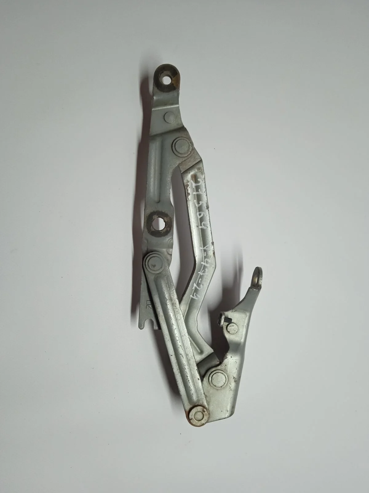 Петля багажника правая Mazda 6 GG (2002—2005)