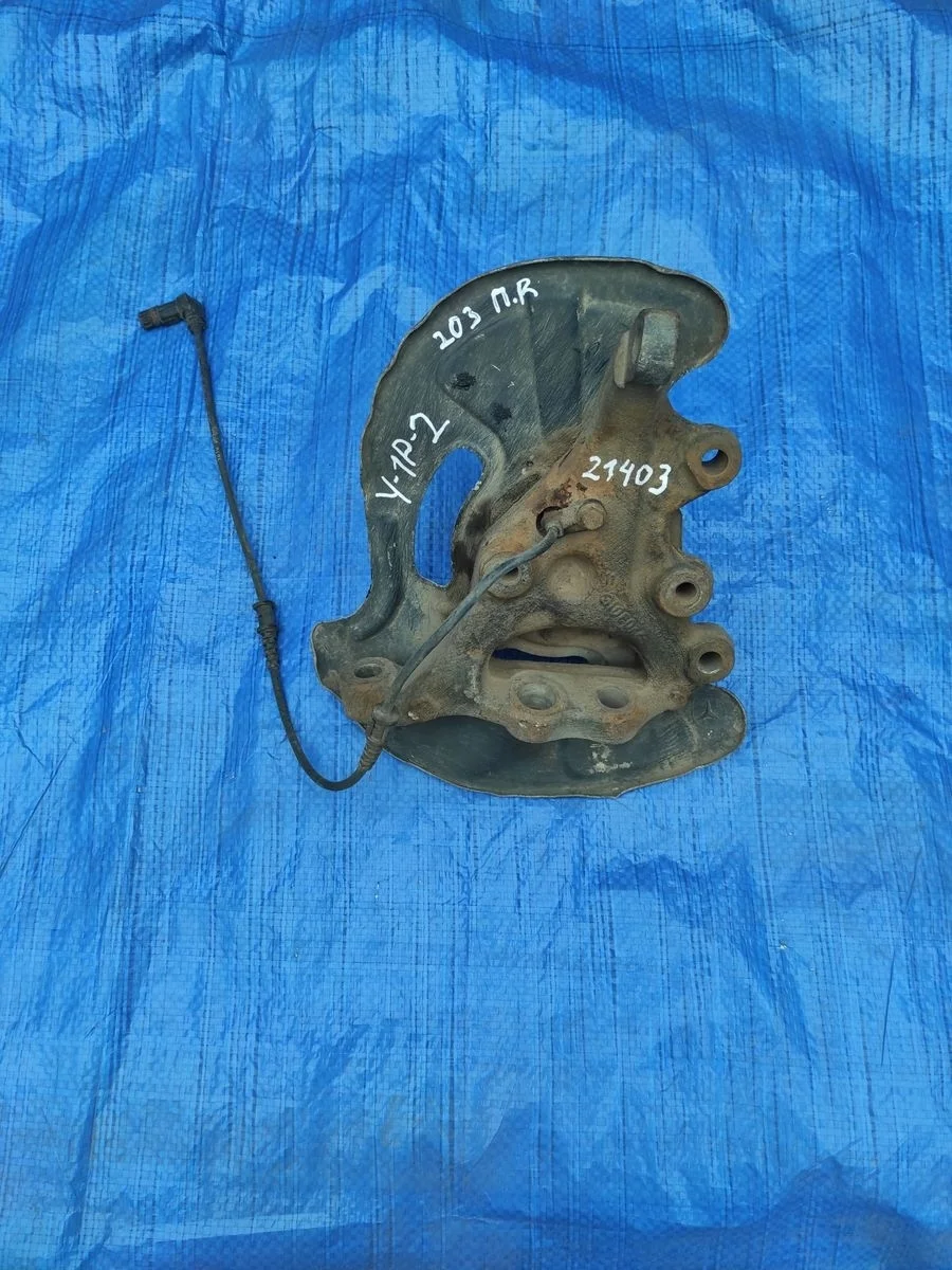 Кулак поворотный правый Mercedes-Benz C-класс W203/S203/CL203 (2000—2004)