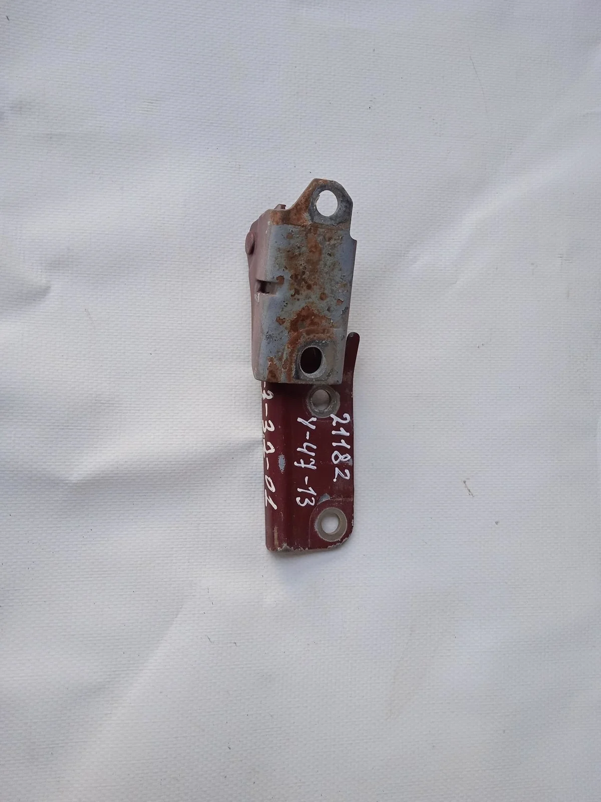 Петля капота левая Mitsubishi Pajero III (1999—2003)