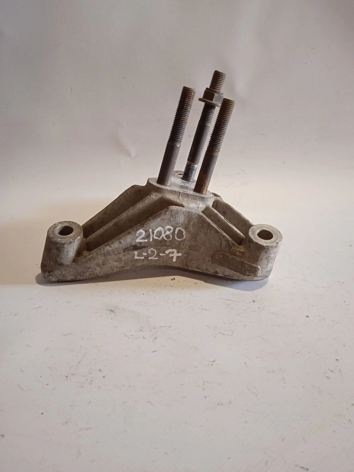 Кронштейн опоры КПП Mitsubishi Carisma I рестайлинг (1999—2004)