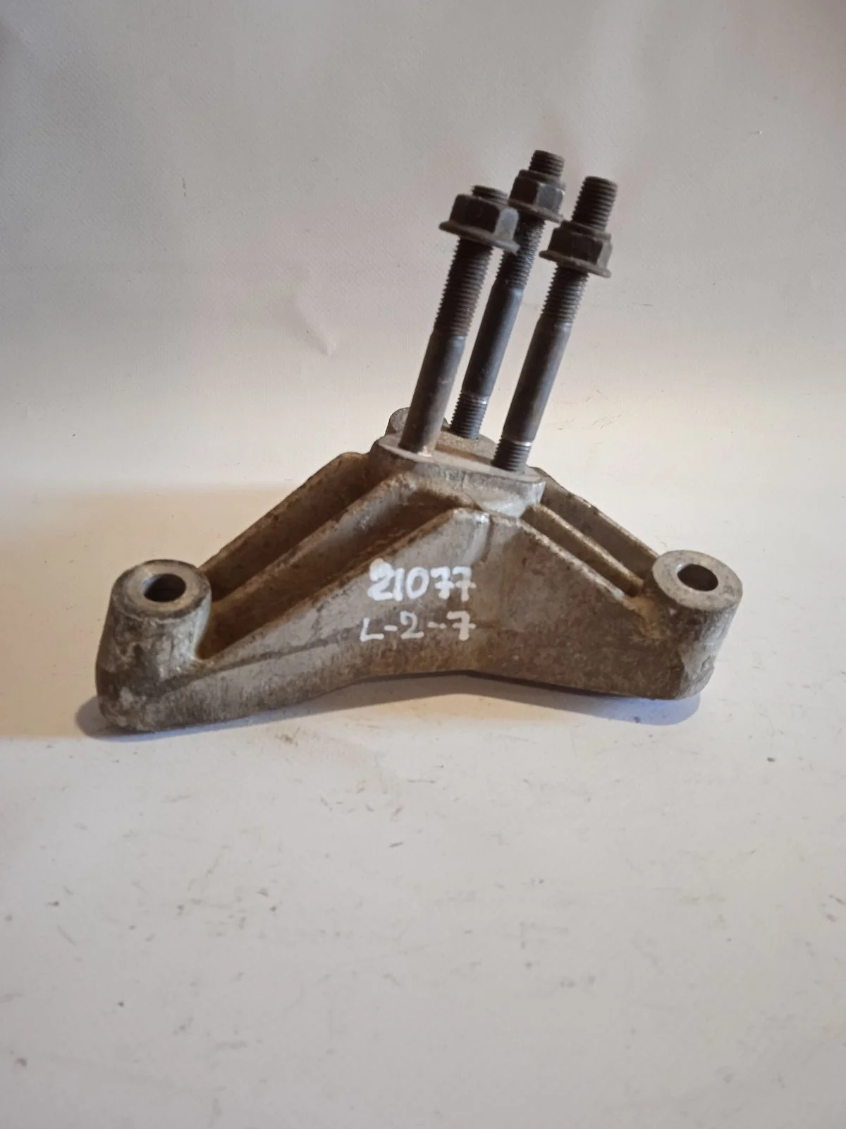 Кронштейн опоры КПП Mitsubishi Carisma I рестайлинг (1999—2004)