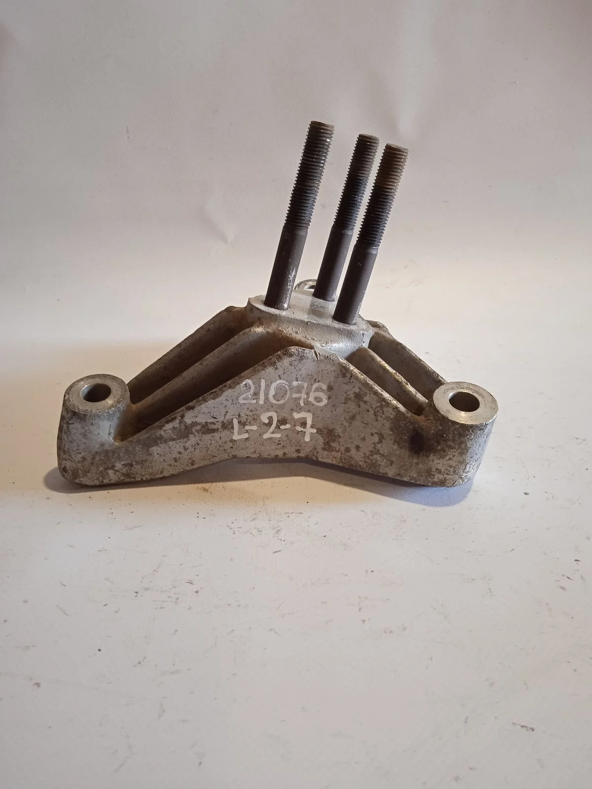 Кронштейн опоры КПП Mitsubishi Carisma I рестайлинг (1999—2004)