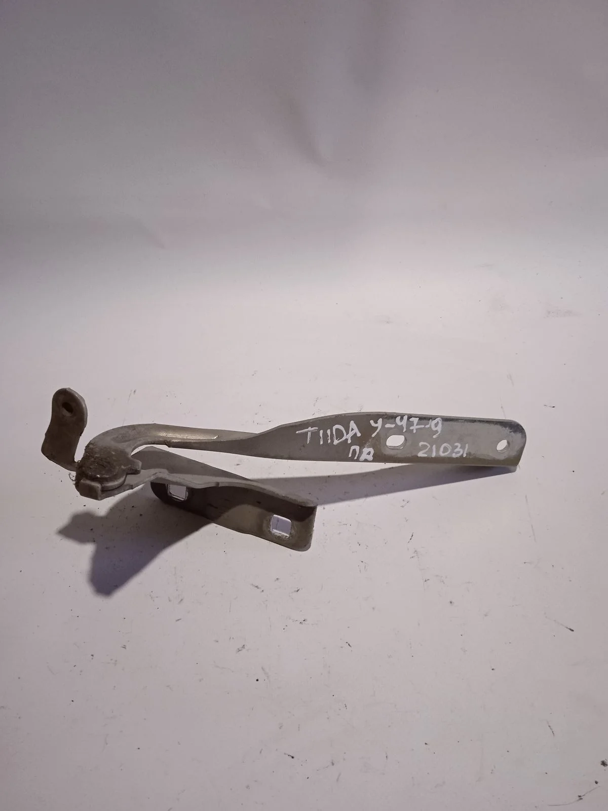 Петля капота правая Nissan Tiida C11 (2004—2012)