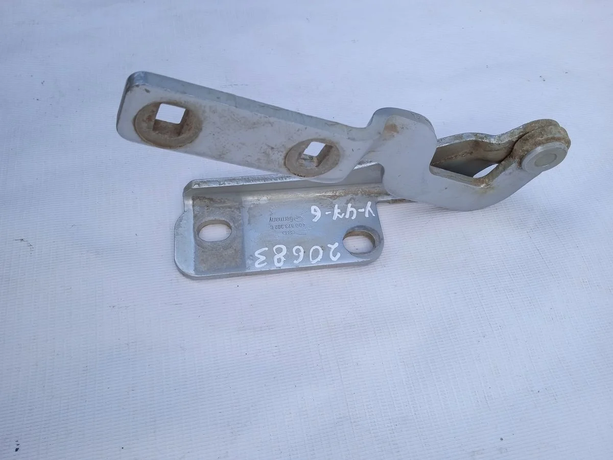 Петля капота правая Audi A8 D2 (1994—1999)