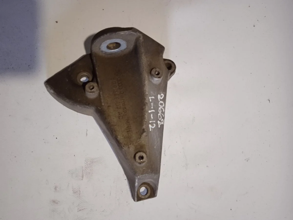Кронштейн опоры КПП Audi A6 C5 (1997—2001)