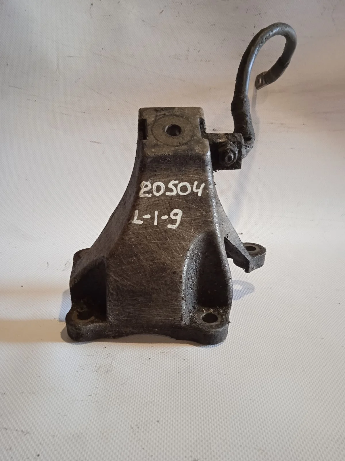 Кронштейн опоры двигателя Audi A6 C6 (2004—2008)