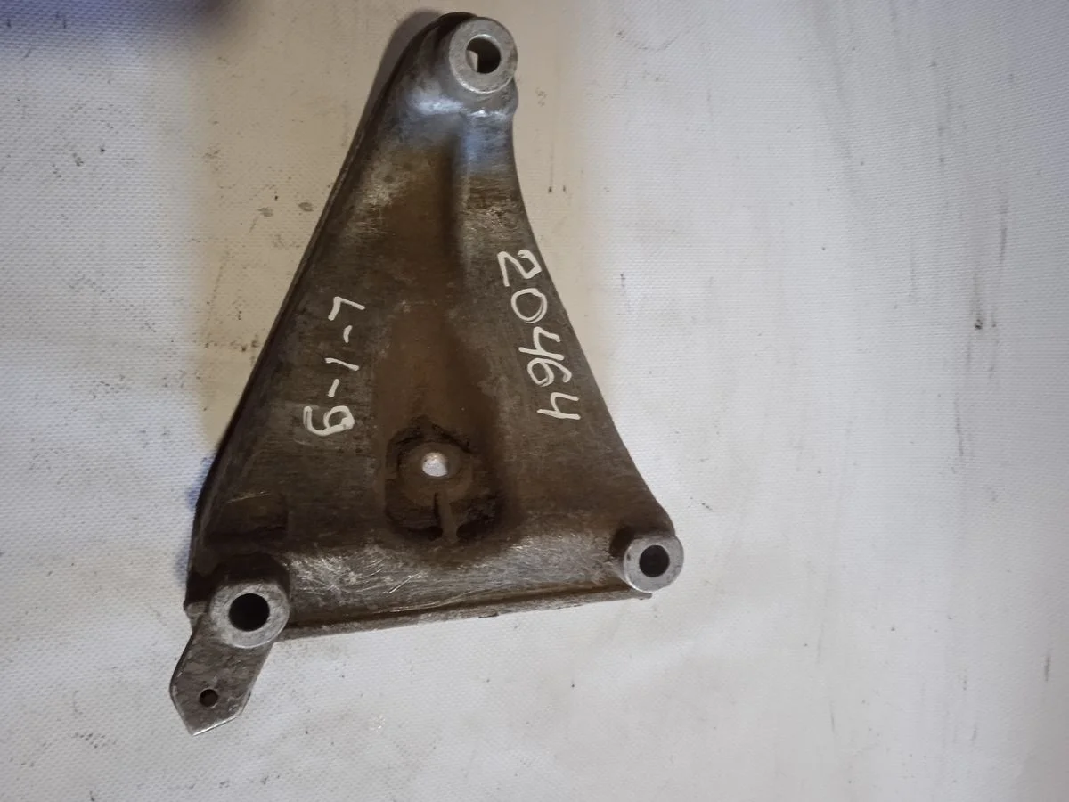 Кронштейн опоры двигателя Audi A8 D2 (1994—1999)