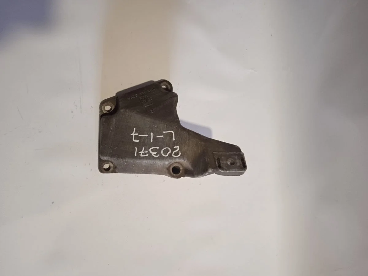 Кронштейн опоры двигателя Audi A6 C5 (1997—2001)