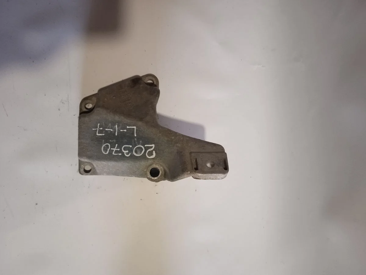 Кронштейн опоры двигателя Audi A6 C5 (1997—2001)