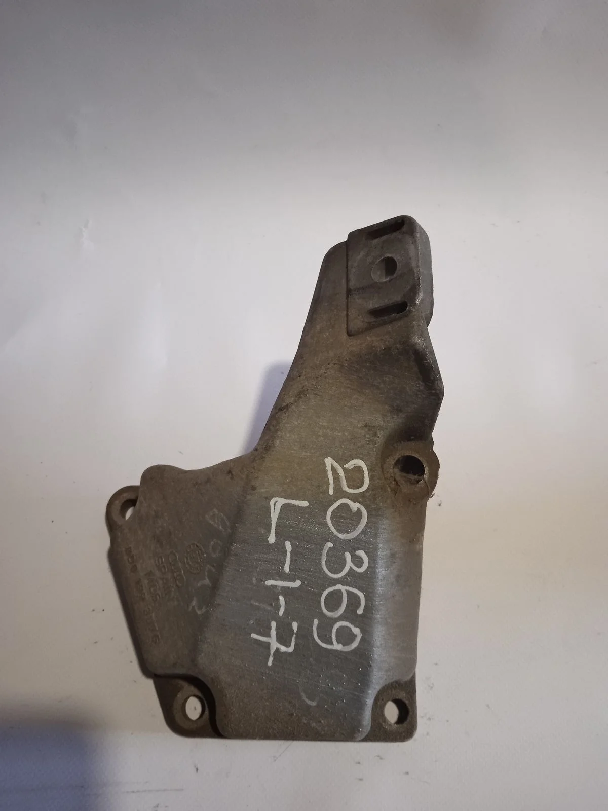 Кронштейн опоры двигателя Audi A6 C5 (1997—2001)