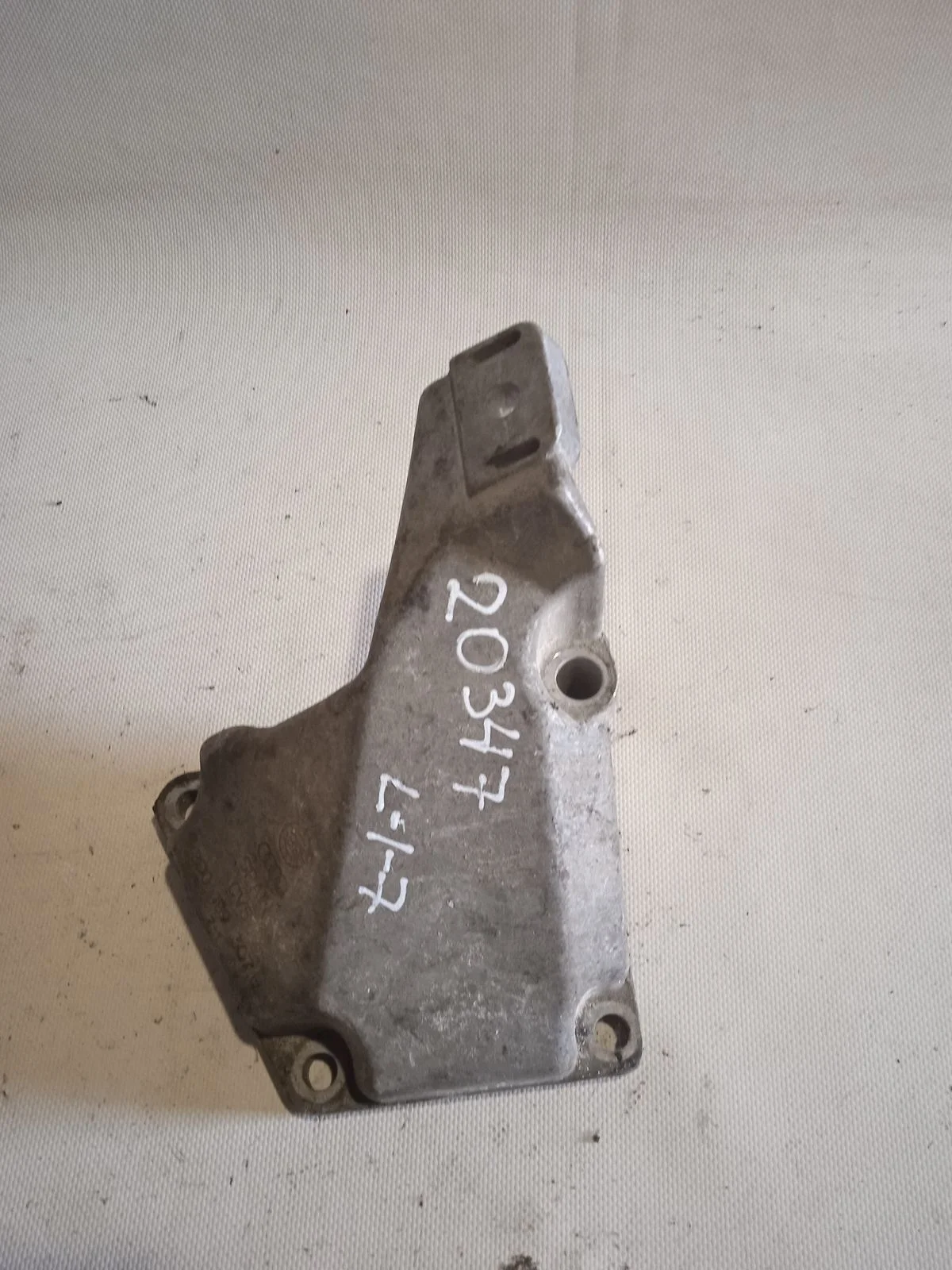 Кронштейн опоры двигателя Audi A6 C5 (1997—2001)