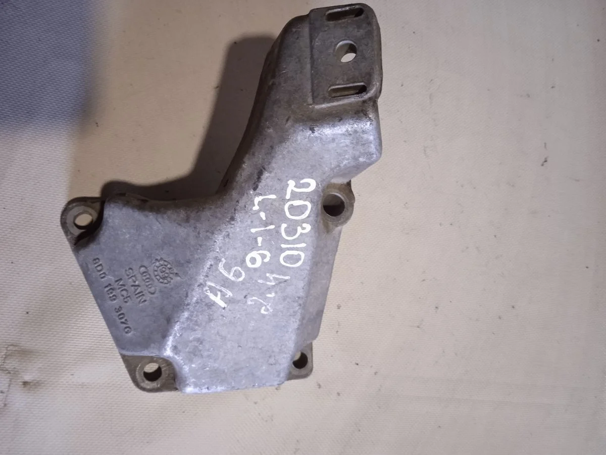 Кронштейн опоры двигателя Audi A6 C5 (1997—2001)